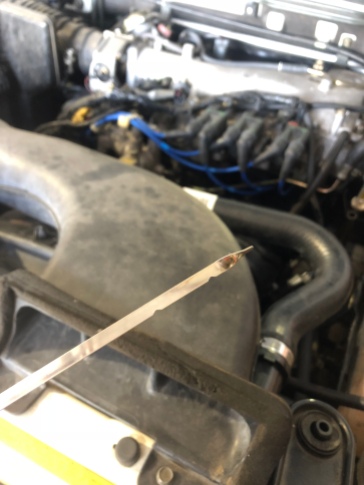 The Fuill and Low level marks are indicated by notches on this style of dipstick.